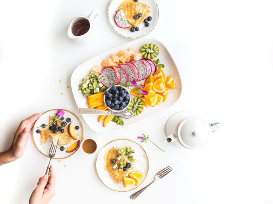 Petit-déjeuner sain à base de super-aliments : assiette colorée avec fruits frais, graines, baies et smoothies riches en antioxydants