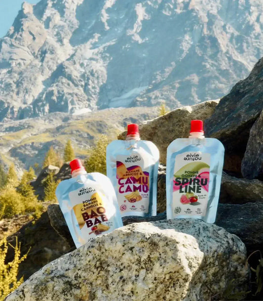 Purées de fruits EIVIE Nature à base de camu camu, acérola et spiruline – riches en vitamine C naturelle et super-aliments, posées en extérieur en montagne
