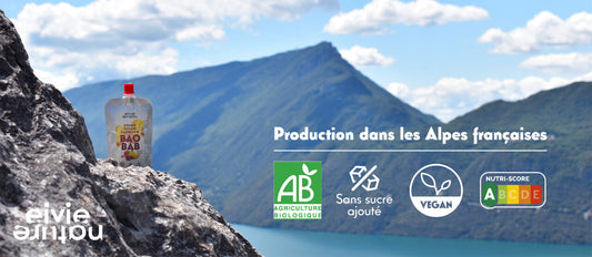 Gourde EIVIE Nature avec logos Label Bio, fabrication française et score Nutri-Score A, photographiée en pleine nature alpine