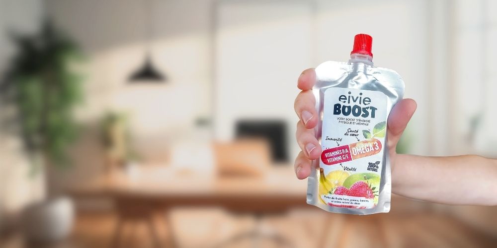 Gourde EIVIE BOOST tenue en main, source de vitamine D et d'oméga-3