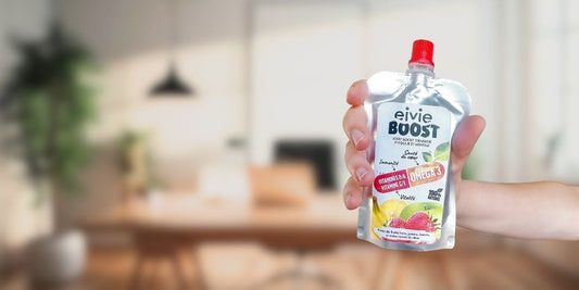 Gourde EIVIE BOOST tenue en main, source de vitamine D et d'oméga-3