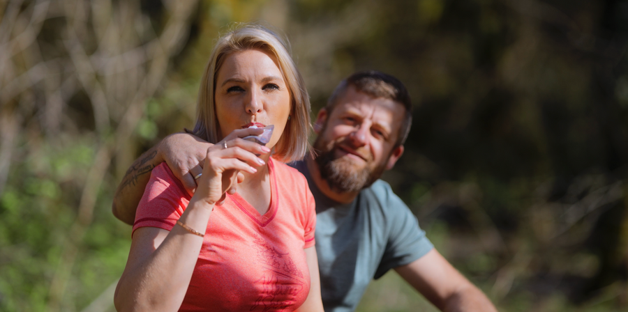 Adulte avec une gourde de purée à la spiruline Eivie Nature